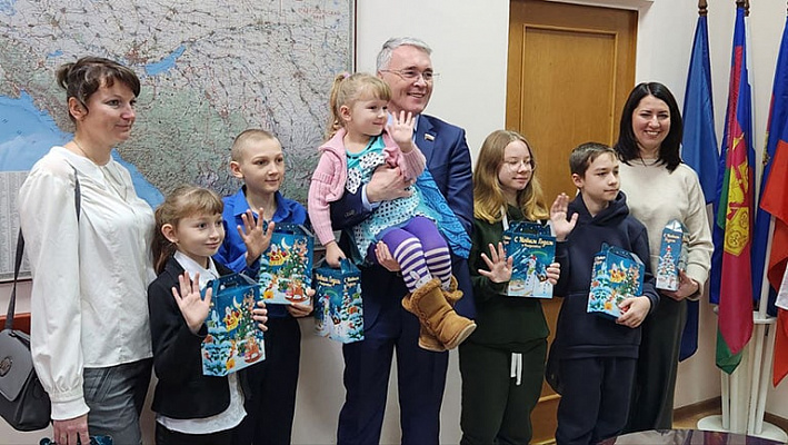 Эдуард Кузнецов вручил детям мобилизованных бойцов новогодние подарки